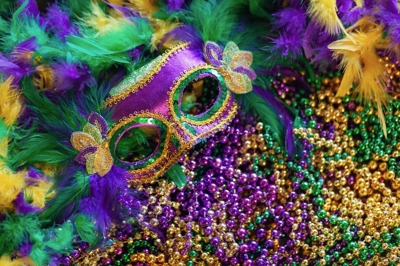 mardi-gras-mask--feathers-and-beads-background