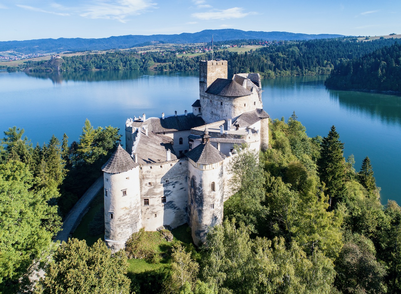 poland.-medieval-castle-in-niedzica.-aerial-view