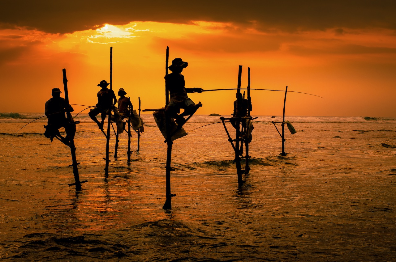 1575932-silhouettes-of-the-traditional-fishermen