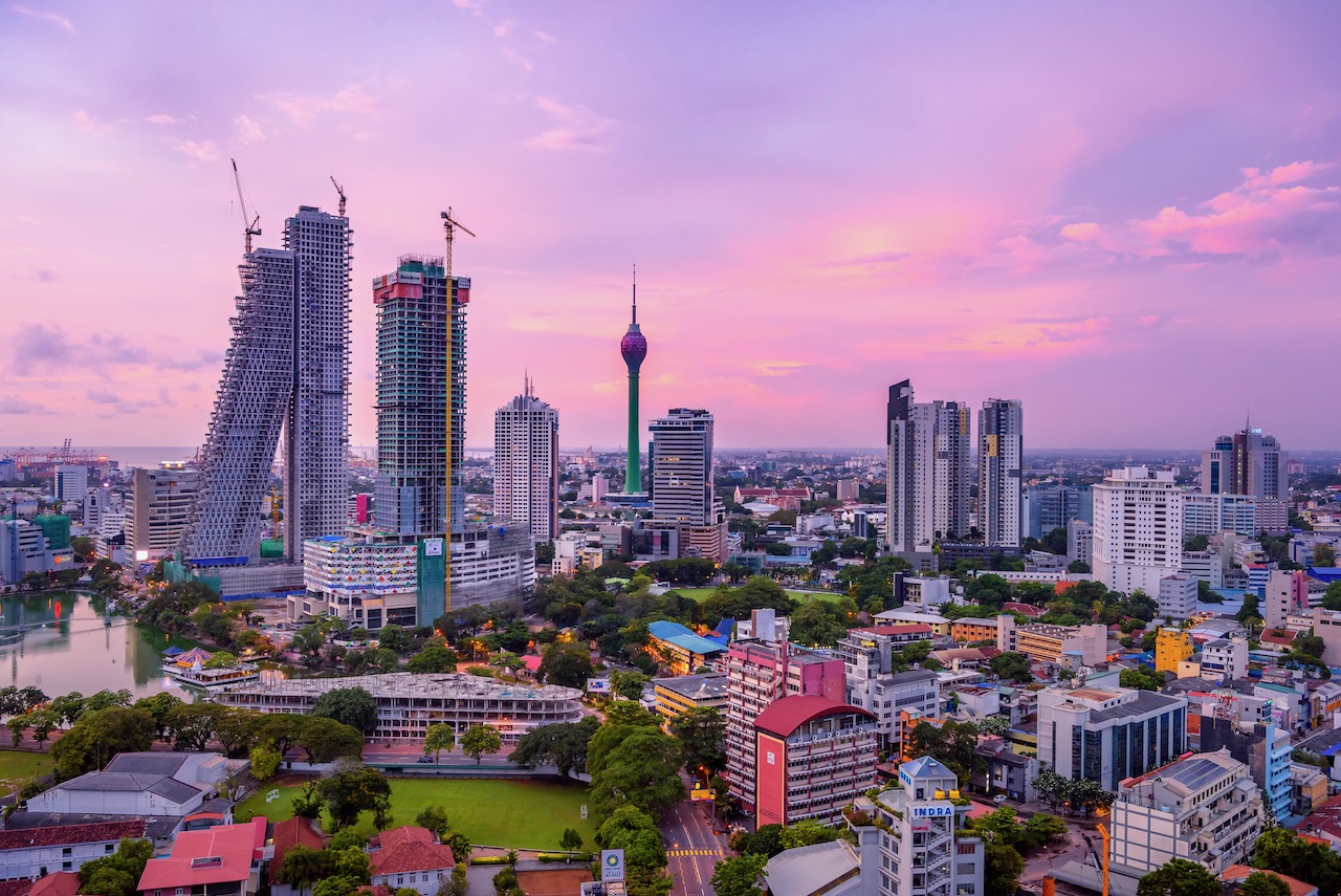 colombo-sri-lanka-skyline-cityscape-photo.-sunset-in-colombo-with-views-over-the-biggest-city-in-sri-lanka-island.-urban-views-of-buildings-and-the-laccadive-sea